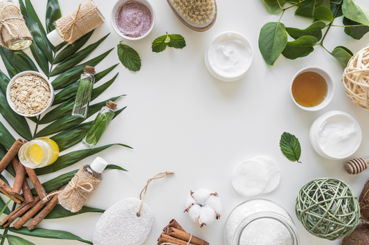 Ingredientes naturales como el colágeno, el ácido hialurónico y la vitamina E usados en cosmética
